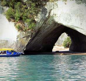 Boat cruise Cathedral Cove
