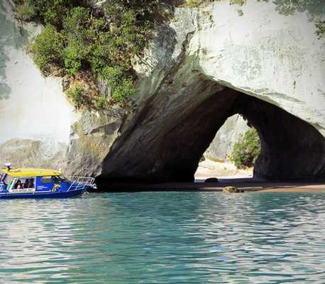Boat cruise Cathedral Cove